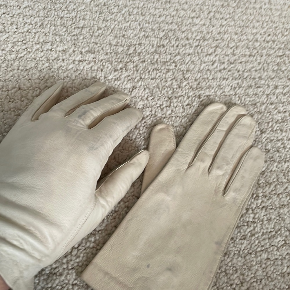 Vintage leather gloves in beige leather w/Pearl buttons. Fits a very small hand